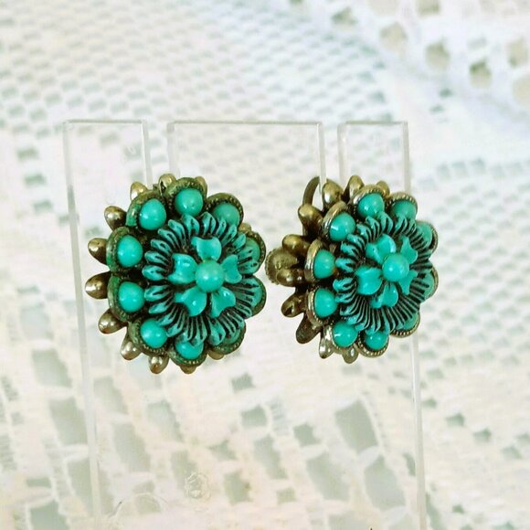 Vintage Green Flower Earrings Round Silver Tone Carved Screw Back - Picture 1 of 6